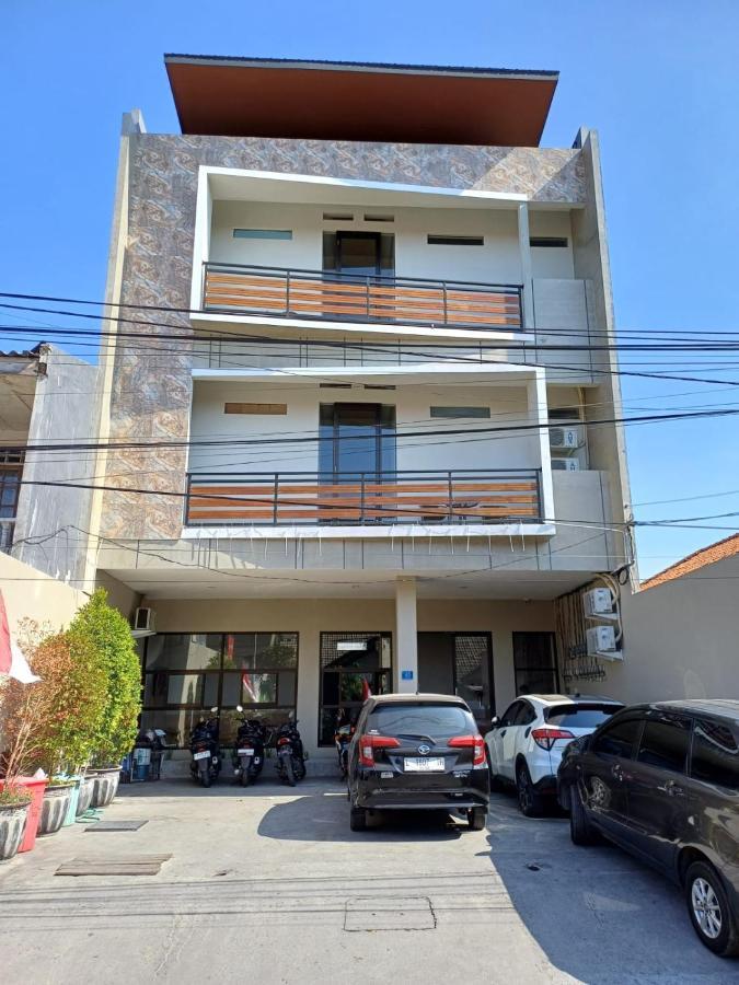 Phoenix Guest House Surabaya Esterno foto