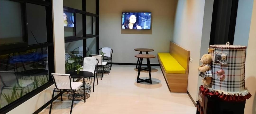 Phoenix Guest House Surabaya Esterno foto